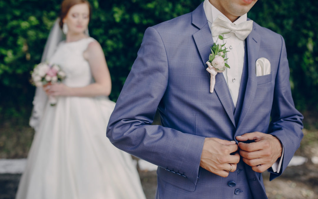 Pasek do garnituru ślubnego: jaki i czy w ogóle go zakładać?